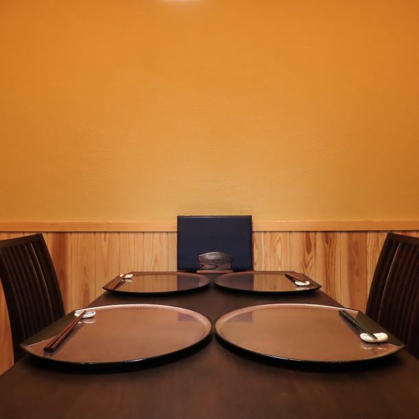 【寛げる個室席】自然の温もりを感じる木のテーブルが印象的な個室席。落ち着いた雰囲気の中で、プライベートな食事を楽しむことができます。周囲の喧騒を忘れ、特別なひとときを大切な人と共有するのに最適です。ゆったりとしたお時間をお過ごしください。お祝い事や法事にもご利用いただけます。