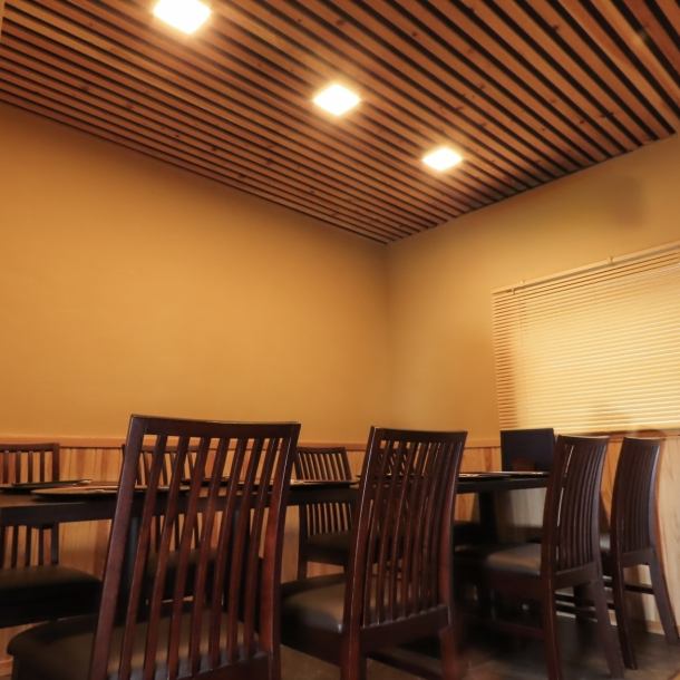 【最大12名様までのフロア貸し切り可能】旬の食材を活かした本格和食を、落ち着いた空間でご堪能いただけます。団体様のご予約も承っております。また接待や会食、普段のお食事にもぜひご利用ください。