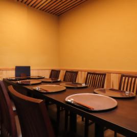 穏やかな色合いの内装でゆったりとお寛ぎいただけます。広々としたテーブル席は、親しい仲間とのひとときはもちろん、ビジネスシーンでも大活躍します。こだわりの料理とドリンクを囲めば、会話が弾むこと間違いなし。思い出に残る時間を演出いたします。ぜひ一度お越しください。ご予約・お問い合わせお待ちしております。