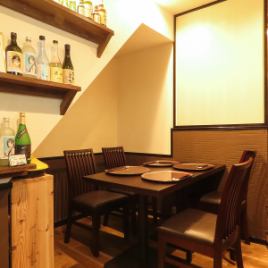 落ち着いた雰囲気の中でゆったりとお食事をお楽しみいただける2名様用テーブル席をご用意しております。友人や家族、大切な方との会話も自然と弾みます。心地よい空間でこだわりの料理やドリンクを心ゆくまでご堪能ください。心を込めておもてなしいたします。お気軽にお問い合わせください。ご来店をお待ちしております。