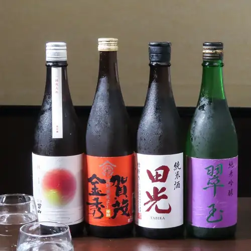 お料理に合う日本酒や焼酎なども豊富にご用意しております。お好みのお酒とお料理をお楽しみください。