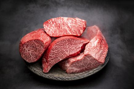 "Carefully Selected Lean Meat Course" includes rare cuts of Wagyu beef lean meat and thick-cut steaks (10 dishes in total)