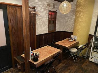 5名テーブル席と4名テーブル席になりますが、補助椅子を使って10名様でもご利用頂けます。