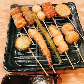 [Hyottoko 10-Skewer Course] A recommended course that includes 10 chef's choice skewers and a platter of three kinds of sashimi of the day.
