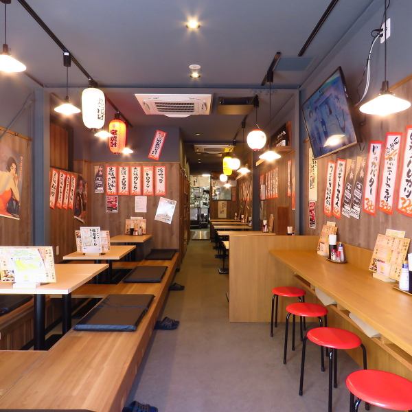 作りたての清潔感あふれる店内は、レトロで温かみのあるデザインが特徴。壁にはメニュー短冊が所狭しと並び、提灯や日本酒の瓶が飾られ、昔ながらの居酒屋のようなノスタルジックな雰囲気を演出しています。居心地の良さを大切にした空間で、ゆったりとお食事をお楽しみいただけます。