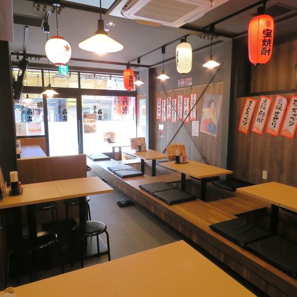 店内には、テーブル席やお座敷、カウンター席など多彩な座席が用意されています。テーブル席は組み合わせて大人数でも対応可能なため、会社の宴会やご友人との集まりにもぴったり。アットホームな空間で、大切なひとときをお過ごしください。