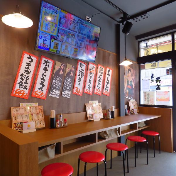 一人飲みにも最適なカウンター席も完備しており、お一人様でも気軽に立ち寄れる雰囲気が魅力です。静かに飲みたい方や仕事帰りにちょっと一杯というお客様にもぴったりの場所。店員との会話も楽しめる距離感で、心温まるひとときを提供いたします。
