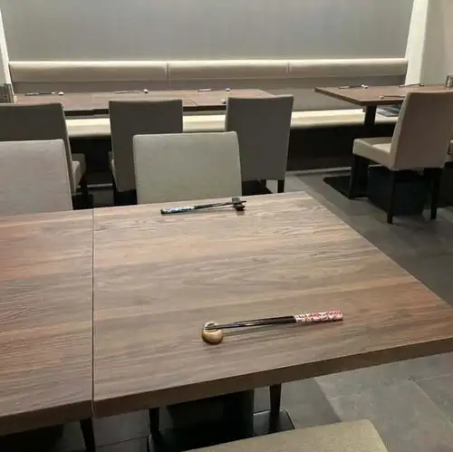 Table seating is available for a maximum of 14 people.