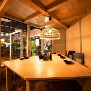 The table seats under the loft provide a bit of privacy.This isolated seat can be used as a semi-private room for 6 to 7 people. *Please note that the room can accommodate up to 8 people, but it will be a little small.