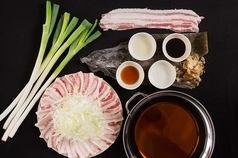 【忘年會用】【烤雞肉串+蔥火鍋套餐】6道菜品4,500日元，含90分鐘無限暢飲【秘書必看！