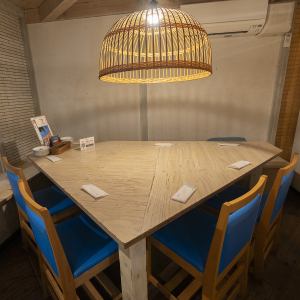 The table seating under the loft offers a slightly more private feel.This isolated seating can be used as a semi-private room for 6-7 people. *Please note that it can accommodate up to 8 people, but it may be a little cramped.