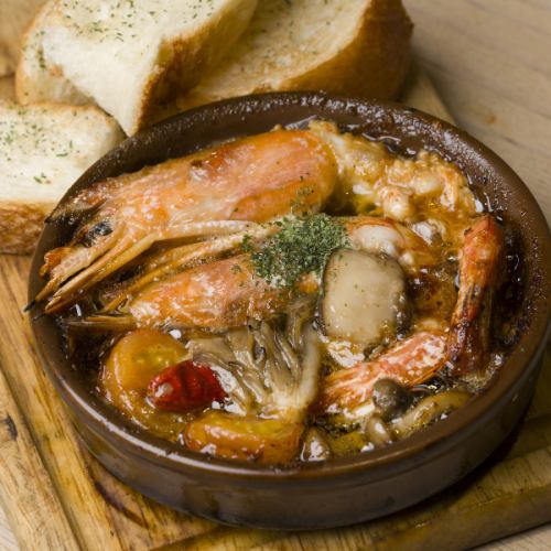 赤海老と”旬のお野菜”のアヒージョ