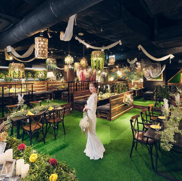 【室内だから雨だって平気】店内は全面人工芝、圧倒的ゆったりのソファ席！完全な屋内なので、梅雨時期にも安心☆デートや女子会、歓迎会や送別会、退院祝いなどでのお祝いや記念日の特別な日に。《歓送迎会/イベント/パーティー》