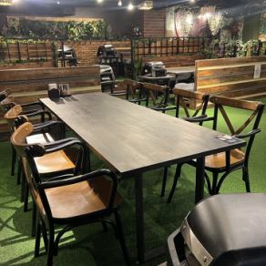 Unlike sofas, you can enjoy your meal while sitting in a chair with armrests.This is recommended for those who don't like sitting deeply in a sofa-like chair.《Table seating for 8 people x 1》