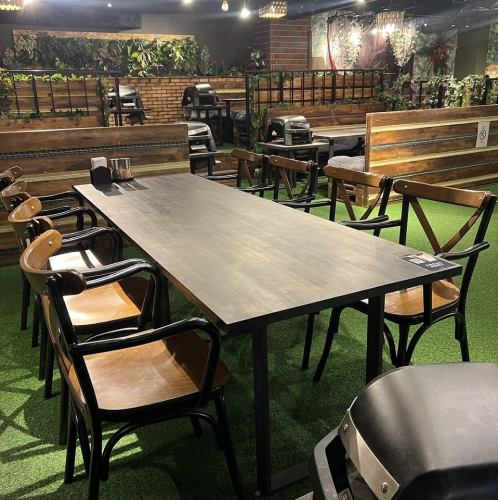 Unlike sofas, you can enjoy your meal while sitting in a chair with armrests.This is recommended for those who don't like sitting deeply in a sofa-like chair.《Table seating for 8 people x 1》