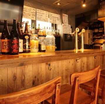 【ライブ感溢れるカウンター席】目の前に調理場があるライブ感溢れるカウンター席です。お一人様でのちょい飲みやデートなどのシーンにおすすめです。スタッフとの会話やおでんの湯気に癒されながら、ゆったりお酒を楽しめるカジュアルな雰囲気が魅力です。当店の名物料理とともにごゆっくりとお楽しみください。