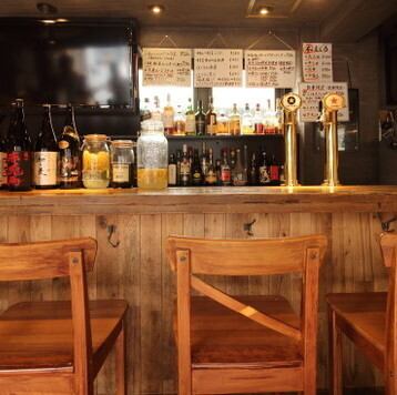 初めてでもふらっと立ち寄りやすいカウンター席完備。肩の力を抜いて一杯。居心地の良さに常連も多く、一人飲みやサク飲みにも重宝される中野の隠れ家です。