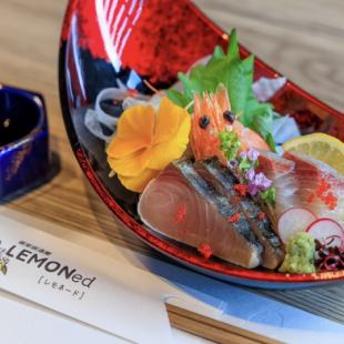 Three kinds of raw fish sashimi