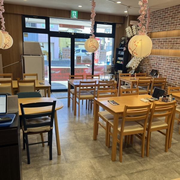 当店では、ご友人やご家族、または大切な人との和やかなお食事のために、ゆったりとくつろげる4名様掛けのテーブル席を6つご用意しております。明るい店内は会話が弾む賑やかな雰囲気で、新鮮な海鮮とお酒を楽しむ最高の舞台です。目の前のお料理を囲み、記憶に残る特別なひとときをお過ごしいただけます。