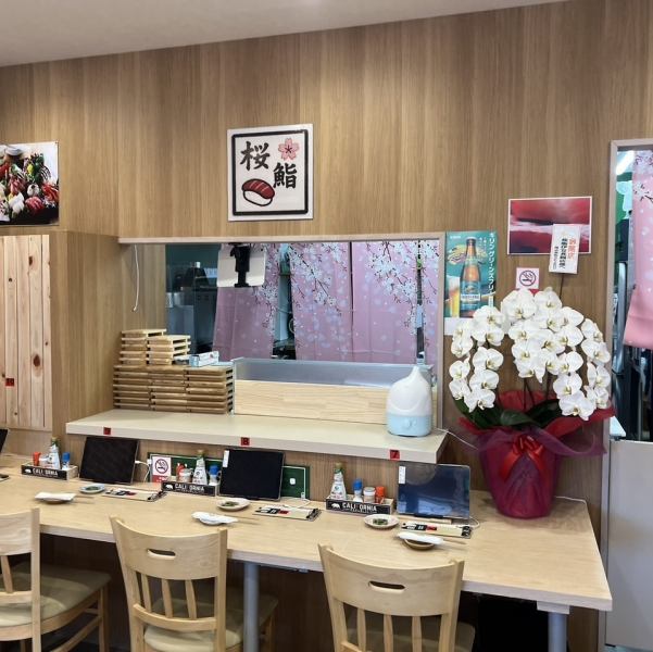 お一人様でふらっと立ち寄るサク飲みや、大切な人との語らいに最適なカウンター席を4席ご用意しております。目の前には活気ある調理場が広がり、職人の手さばきや新鮮な海の幸を眺めながら、お食事をお楽しみいただけます。美味しいお料理と、厳選されたお酒を味わい、心豊かなひとときをお過ごしください。