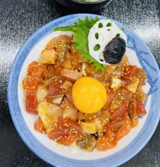 海鮮ニンニクユッケ丼