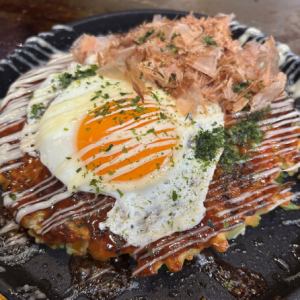エイトスペシャル玉(豚・イカ・海老・チーズ・目玉焼き)