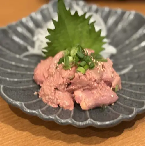 采用湿润低温烹饪方法制作的国产鸡肝刺身。