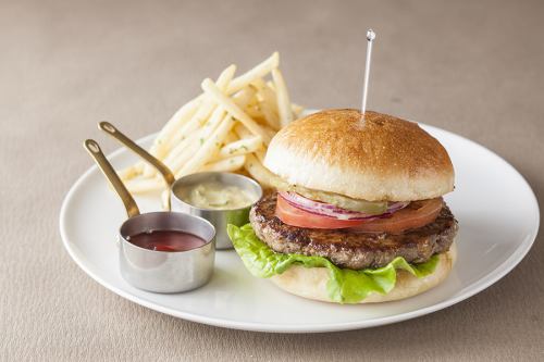 熊本県産あか牛の贅沢バーガー