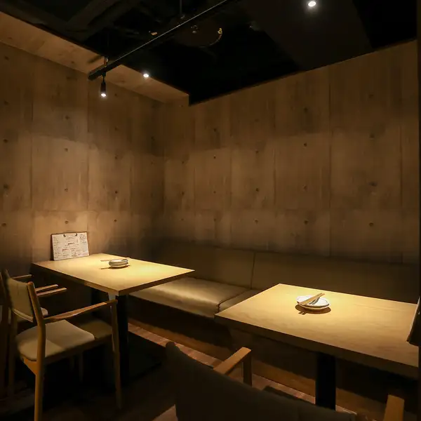 【ご友人との飲み会に】店内には2名様から4名様までご利用いただけるテーブル席をご用意しております。テーブルを繋げることで最大6名様までのグループ利用にも対応可能。清潔感があり落ち着いた空間で、多彩な創作料理とお好みの美酒を囲み、心ゆくまで語り合う楽しいひとときをご提供いたします。