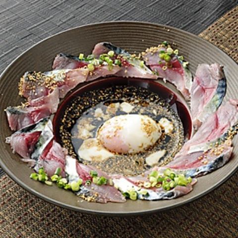 享用最新鮮的生魚片，例如著名的芝麻鯖魚和什錦生魚片。