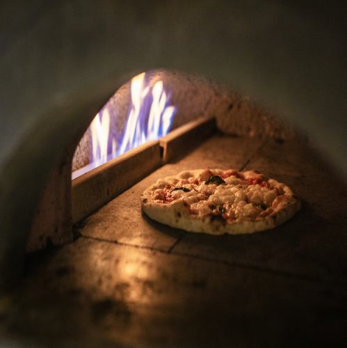 在正宗的石爐中烘烤的原始披薩