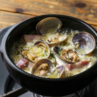 Cream ajillo with clams and thick-sliced bacon