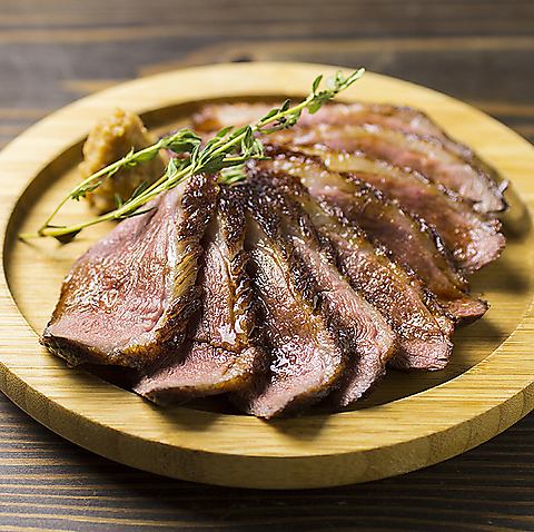 我們也有各種超值的肉類菜餚，例如生牛肉片和烤鴨肉！