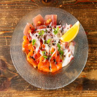 サーモン・タコ・マグロのカルパッチョ３種盛り合わせ