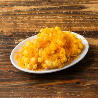 北海道産とうもろこしのフリットミモレットチーズがけ