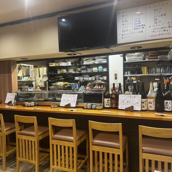 ≪店内席数≫隠れ家的な魅力を持つこの居酒屋は、カウンター席6席とテーブル席10席の合計16席を完備しています。友人や家族との会話を楽しむのに最適な落ち着いた雰囲気。少人数から団体まで利用可能なので、幅広いシーンでご利用いただけます。心温まる料理とともに、特別なひとときをお過ごしください。