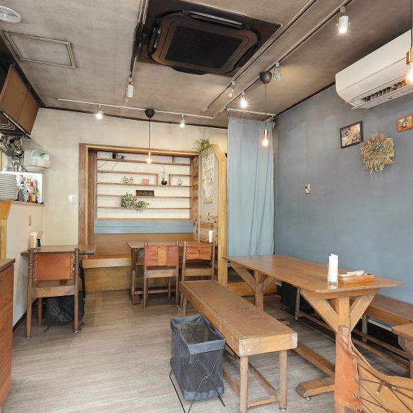 【女子会や記念日にピッタリ◎】テーブル席は2名席、4名席、6名席をご用意しており、少人数から柔軟に対応可能です。落ち着いた雰囲気の中で、大切な時間を過ごせます。ぜひ、ご友人や大切な人と一緒にお越しください。