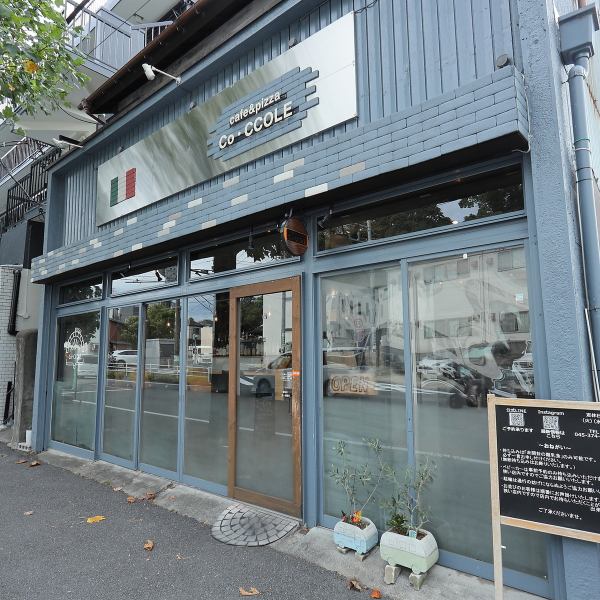 【ぜひ当店でゆったりとしたひとときをお過ごしください】当店はもともとカフェだったため落ち着きがあり、カジュアルな雰囲気の空間が広がっています。お一人様でも、友人や家族と一緒でも、気軽にお楽しみいただける環境です。