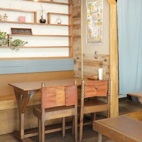 もともとカフェだった空間は、落ち着きのあるカジュアルな雰囲気です。リラックスしながらお食事をお楽しみください。