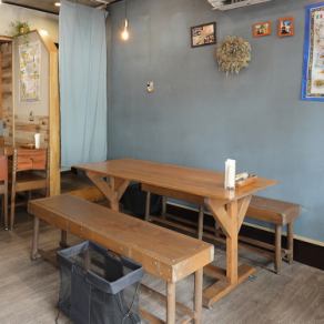 6名様までご利用いただけるテーブル席をご用意しております。女子会などのグループでのお集まりにもおススメです。