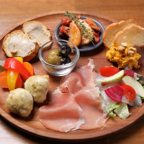 【前菜盛り合わせ】2～3人前のボリューム満点な一皿《2200円(税込)》