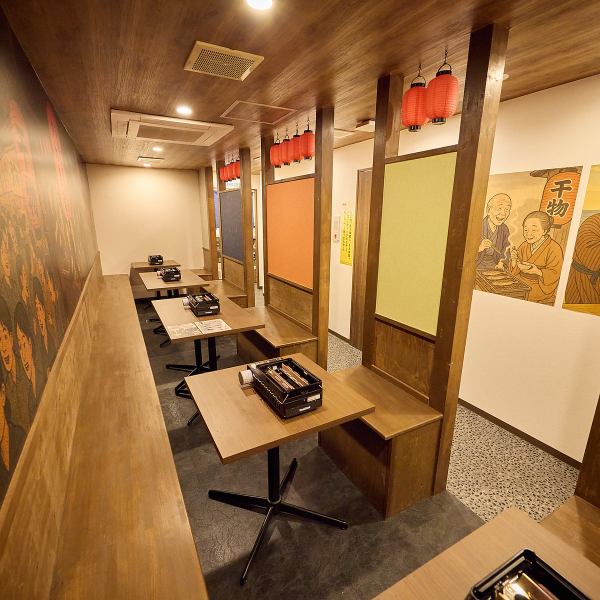 清潔感あふれるウッド調の店内は、落ち着いた雰囲気の中でリラックスしながら食事ができる環境を提供！宴会利用も歓迎で、大人数の集まりにもぴったりです◎