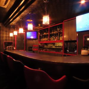 当店のカウンター席は、お一人様でも訪れるお客様に完璧な寛ぎを提供します。限られた8席だからこそ、細やかな心遣いとあたたかいおもてなしが可能になっています。 また、アットホームな雰囲気は、新しい出会いの場としても最適です。お一人様でも、心地よい夜を過ごせること間違いなし！