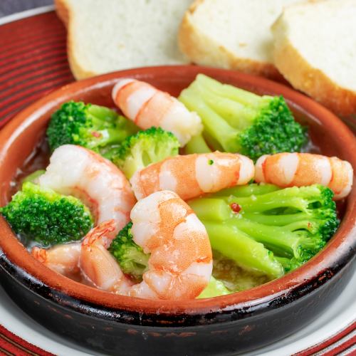 Shrimp and broccoli ajillo