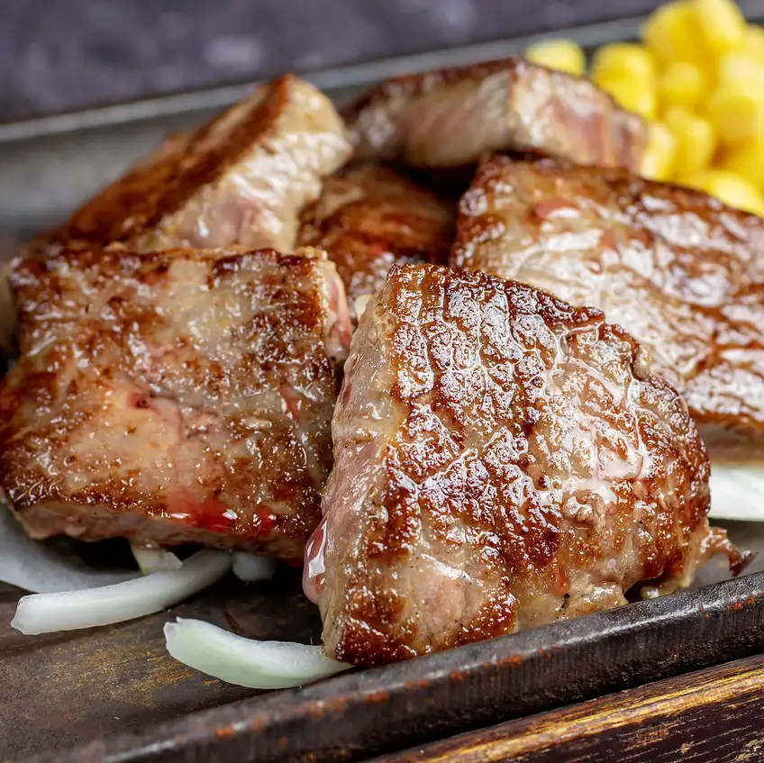 Hand-cut by the butcher! Enjoy thick-cut, top-grade Kuroge Wagyu beef short ribs!
