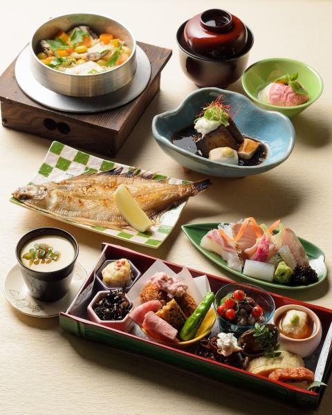 使用大量时令食材的怀石料理套餐。它还可以用于多种用途，例如约会，娱乐和宴会。6000日元起