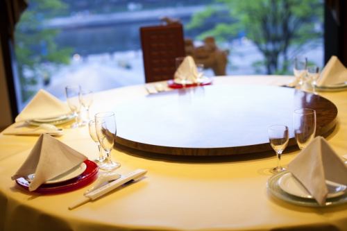 Have an elegant time while watching the scenery of the canal.