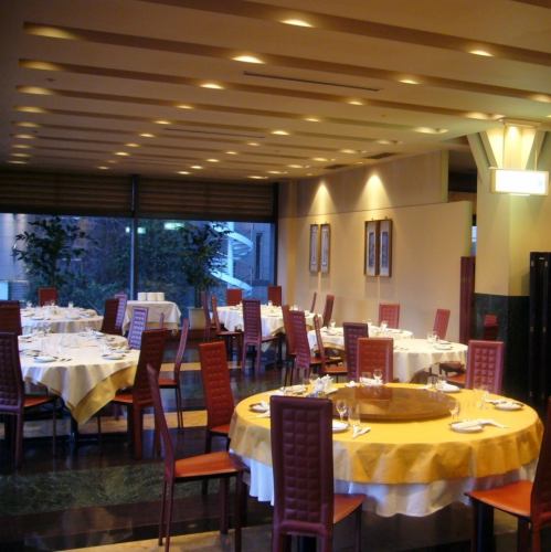 All the tables can be moved, so you can freely rearrange them to your favorite layout.We will respond to your favorite style such as course meal, seating style, standing meal, buffet style.