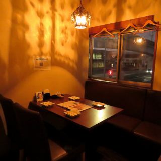 This table seat can accommodate up to 2 to 6 people!The modern Japanese atmosphere and chandelier-style lighting create a calm atmosphere, where you can relax and enjoy chatting.