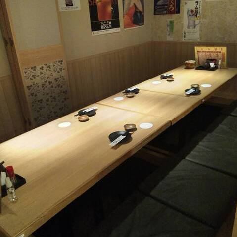 【掘りごたつ席×完全個室】4名様～23名様までご利用いただける、足を伸ばしてゆったりと寛げる掘りごたつ個室をご用意しております。和の趣漂う上質な空間は、会話やお食事を周囲を気にせず楽しめる完全プライベート空間。宴会や接待にもぴったりです。極上の海鮮料理や地酒とともに、くつろぎの時間をお過ごしください。